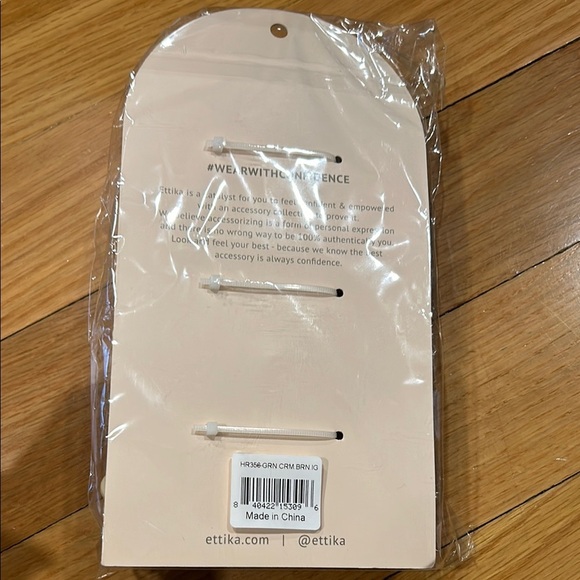 Set of 3 Green Hair Clips - Picture 3 of 3